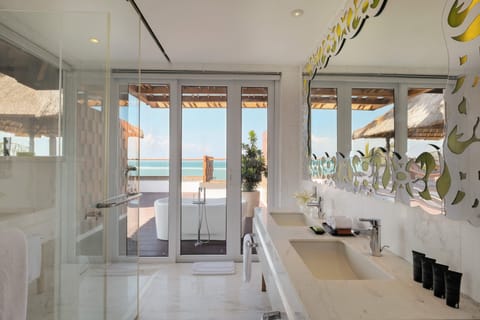 Oceanfront Rooftop Suite | Bathroom | Separate tub and shower, rainfall showerhead, free toiletries