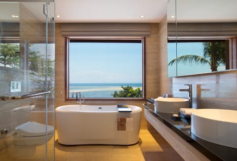 Oceanfront Suite | Bathroom | Separate tub and shower, rainfall showerhead, free toiletries