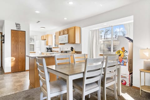 Condo, Multiple Beds, Balcony (Scenic Lakeview) | Dining