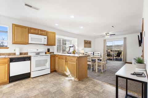 Condo, Multiple Beds, Balcony (Scenic Lakeview) | Private kitchen | Fridge, microwave, stovetop, dishwasher