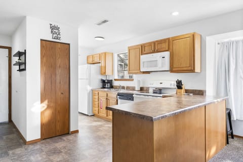 Condo, Multiple Beds, Balcony (Scenic Lakeview) | Private kitchen | Fridge, microwave, stovetop, dishwasher