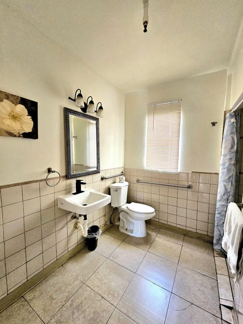 Basic Room | Bathroom