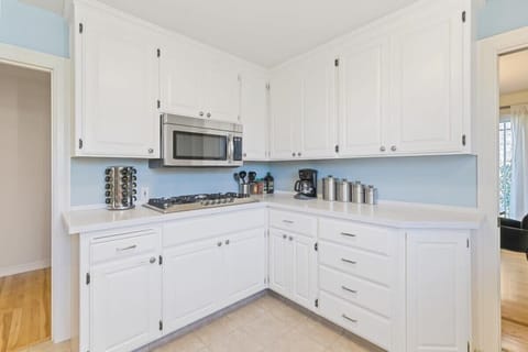 House (3 Bedrooms) | Private kitchen | Microwave, oven, coffee/tea maker