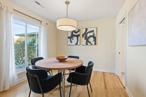 House (3 Bedrooms) | In-room dining