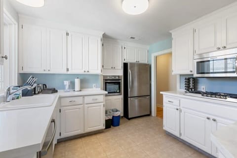 House (3 Bedrooms) | Private kitchen | Microwave, oven, coffee/tea maker