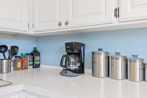 House (3 Bedrooms) | Private kitchen | Microwave, oven, coffee/tea maker