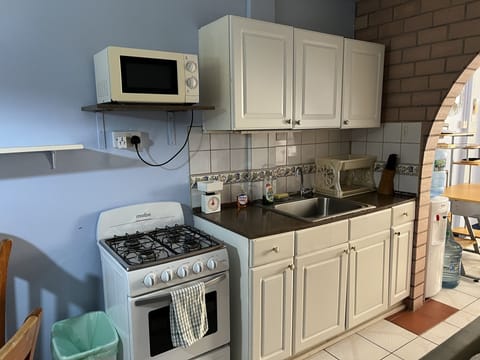 Comfort Studio Suite | Private kitchenette | Fridge, microwave, oven, stovetop