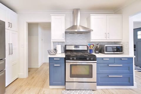 House (4 Bedrooms) | Private kitchen | Microwave, oven, stovetop, coffee/tea maker