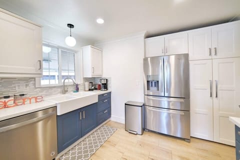 House (4 Bedrooms) | Private kitchen | Microwave, oven, stovetop, coffee/tea maker