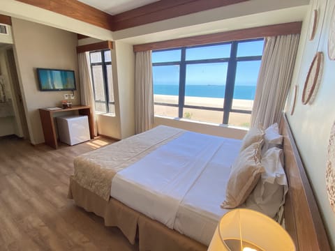 Apartamento Frente Mar | Minibar, in-room safe, desk, blackout drapes