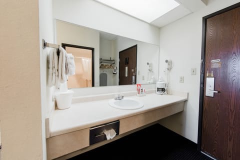 Standard Room, 1 King Bed | Bathroom | Combined shower/tub, free toiletries, hair dryer, towels