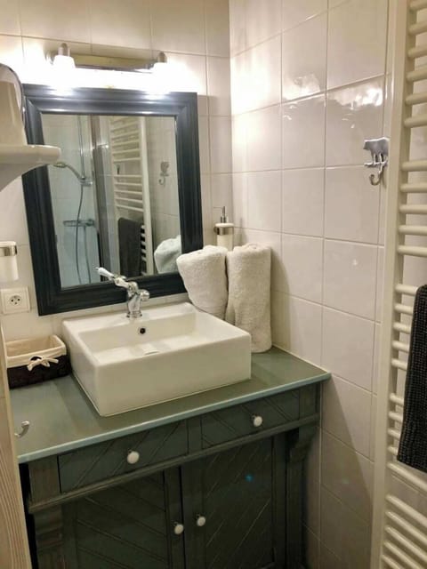 Basic Room | Bathroom