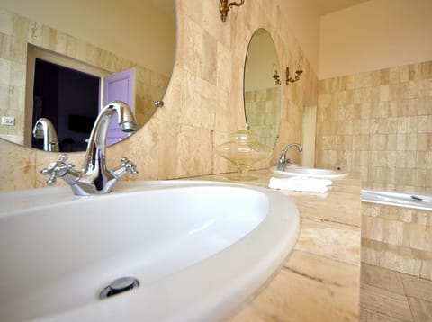 Standard Double Room, Non Smoking, Lake View | Bathroom