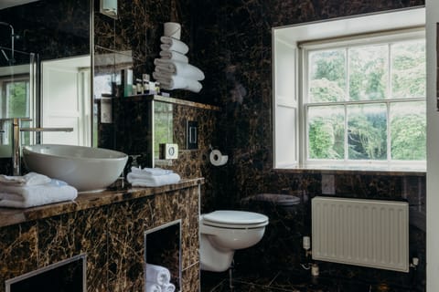 Junior Suite | Bathroom | Combined shower/tub, designer toiletries, hair dryer, bathrobes