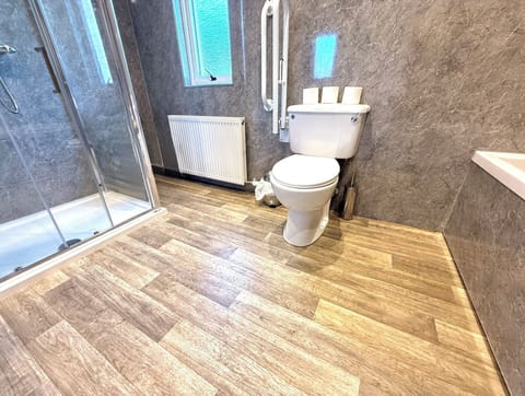 Junior Room, Mobility Accessible | Bathroom | Hair dryer, towels, soap, shampoo