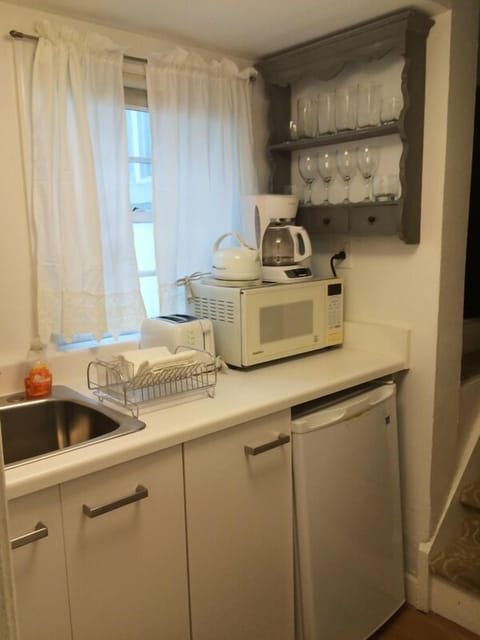 Bishop Suite | Private kitchenette | Electric kettle, cookware/dishes/utensils