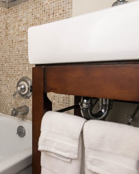 Maine Room | Bathroom | Towels