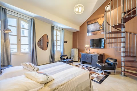 Suite Duplex, 2 salles de bain (E) | Minibar, in-room safe, individually decorated, desk