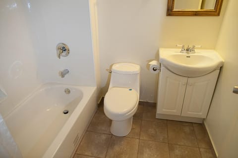 Combined shower/tub, free toiletries, hair dryer, towels