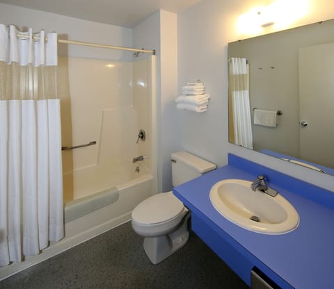 Deluxe Room, 1 Queen Bed | Bathroom | Combined shower/tub, free toiletries, hair dryer, towels