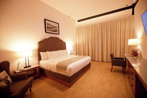 Deluxe Room, Courtyard View | Down comforters, Select Comfort beds, desk, free WiFi