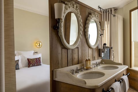 Deluxe Room, 1 Double Bed | Bathroom | Combined shower/tub, free toiletries, hair dryer, slippers