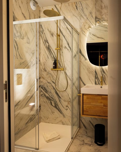 Deluxe Double or Twin Room, Ensuite, City View | Bathroom | Shower, hair dryer, towels, soap