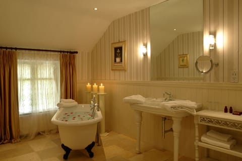 Castle Superior Double Room | Bathroom | Free toiletries, hair dryer, towels