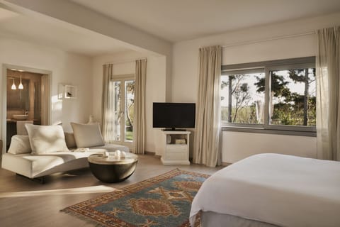 Experience Suite | Premium bedding, minibar, in-room safe, blackout drapes