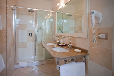 Family Room | Bathroom | Free toiletries, hair dryer, bidet, towels