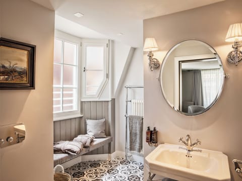 Deluxe Room | Bathroom | Shower, rainfall showerhead, designer toiletries, hair dryer