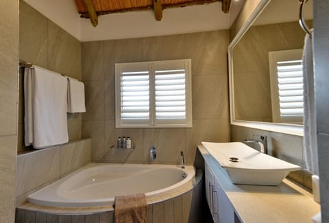 Family Suite, 2 Bedrooms (1 Bathtub, 1 Shower) | Bathroom | Free toiletries, hair dryer, bathrobes, towels