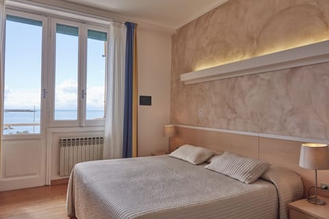 Double Room, Sea View | In-room safe, desk, blackout drapes, soundproofing