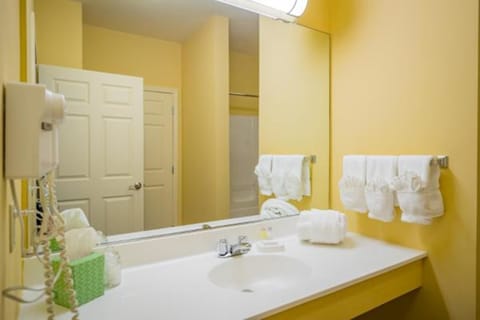 Combined shower/tub, free toiletries, towels