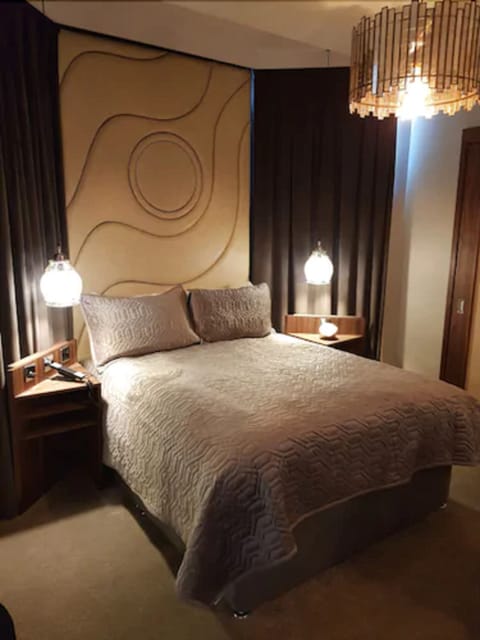 Superior Suite | Desk, iron/ironing board, free WiFi, bed sheets