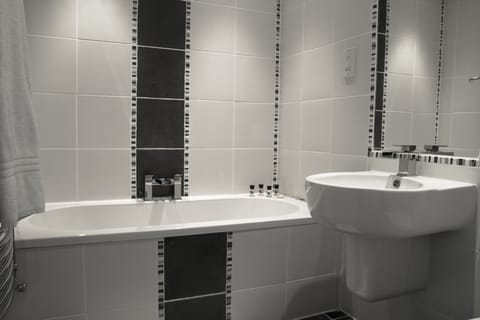 Executive Double or Twin Room | Bathroom | Hair dryer, towels