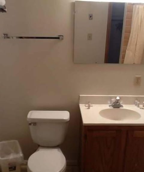 Combined shower/tub, towels