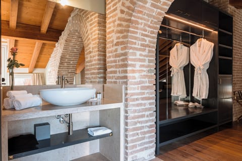 Executive Suite, Balcony, Canal View | In-room safe, desk, blackout drapes, soundproofing