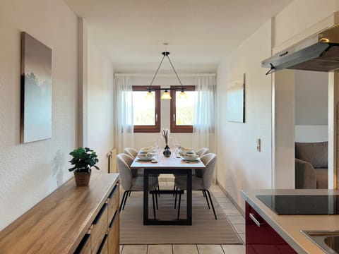 Panoramic Apartment, Lake View | In-room dining