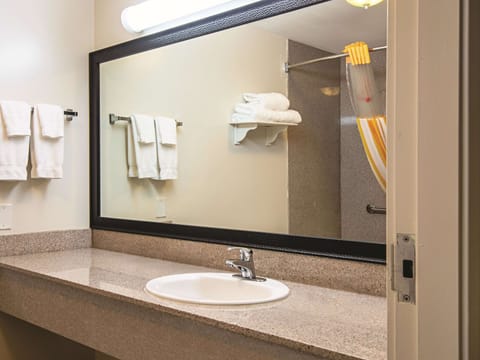 Deluxe Room, 1 King Bed, Non Smoking, Mountain View (Deluxe Executive Room) | Premium bedding, pillowtop beds, in-room safe, desk