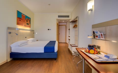 Desk, soundproofing, free cribs/infant beds, rollaway beds