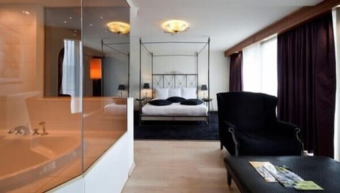 Suite, Sauna | Bathroom | Separate tub and shower, free toiletries, hair dryer, towels