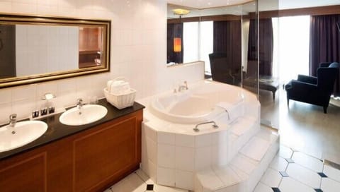 Suite, Sauna | Bathroom | Separate tub and shower, free toiletries, hair dryer, towels