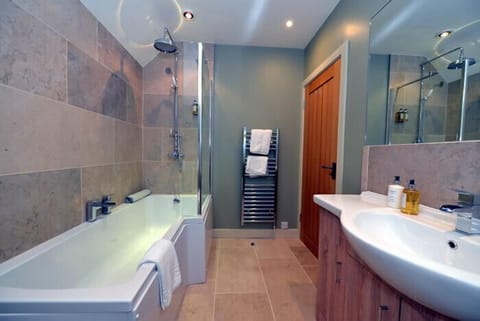 Deluxe Room (5) | Bathroom | Shower, free toiletries, hair dryer, bathrobes