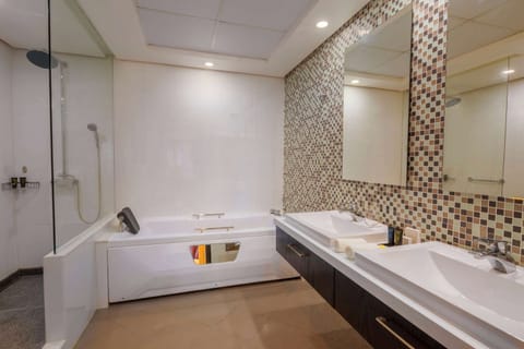 Business Room, 1 King Bed, Smoking (Deluxe) | Bathroom | Eco-friendly toiletries, slippers, bidet, towels