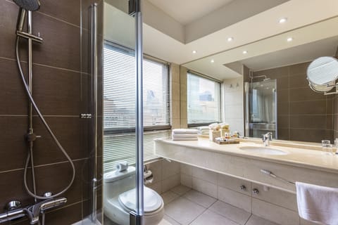 Executive Suite, 2 Double Beds | Bathroom | Shower, free toiletries, hair dryer, bathrobes