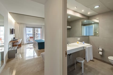 Superior Room | Bathroom | Jetted tub, rainfall showerhead, free toiletries, hair dryer