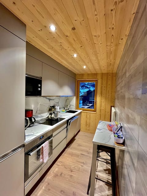 Apartment, 2 Bedrooms, Balcony, Mountain View | Private kitchen | Highchair