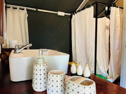 Elite Plus- Air Cooler Glamping | Bathroom | Shower, free toiletries, bidet, towels