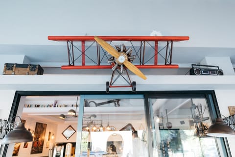 Lunch and dinner served